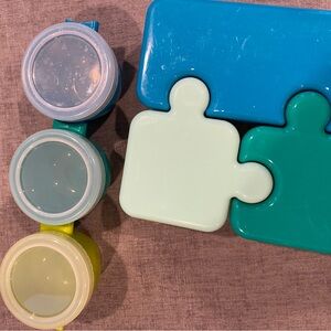 Plastic interlocking containers